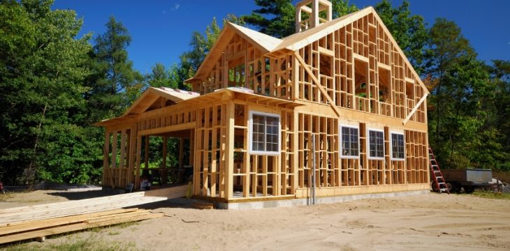 Zoom sur la construction de maison en bois